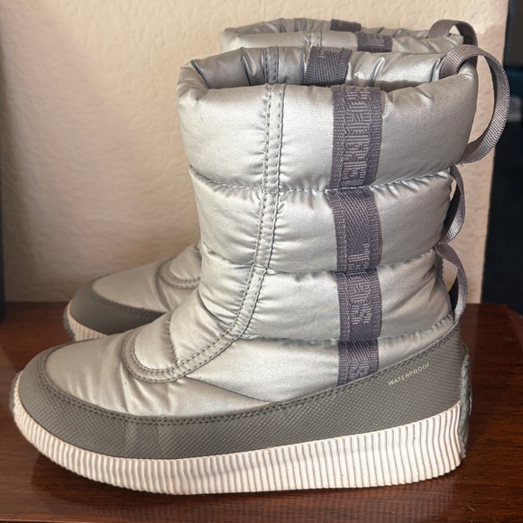 Sorel Out N About Puffy Mid Boots, Silver Snow Boot Women’s Size 8.5 - Picture 9 of 13